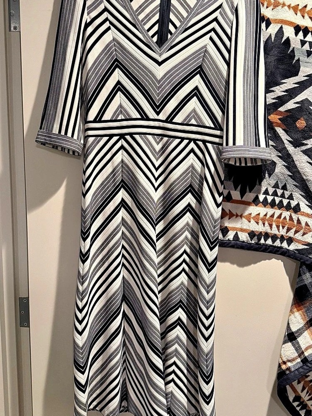 Badgley Mischka Geometric Midi Dress in Black & White Size 12 Like New